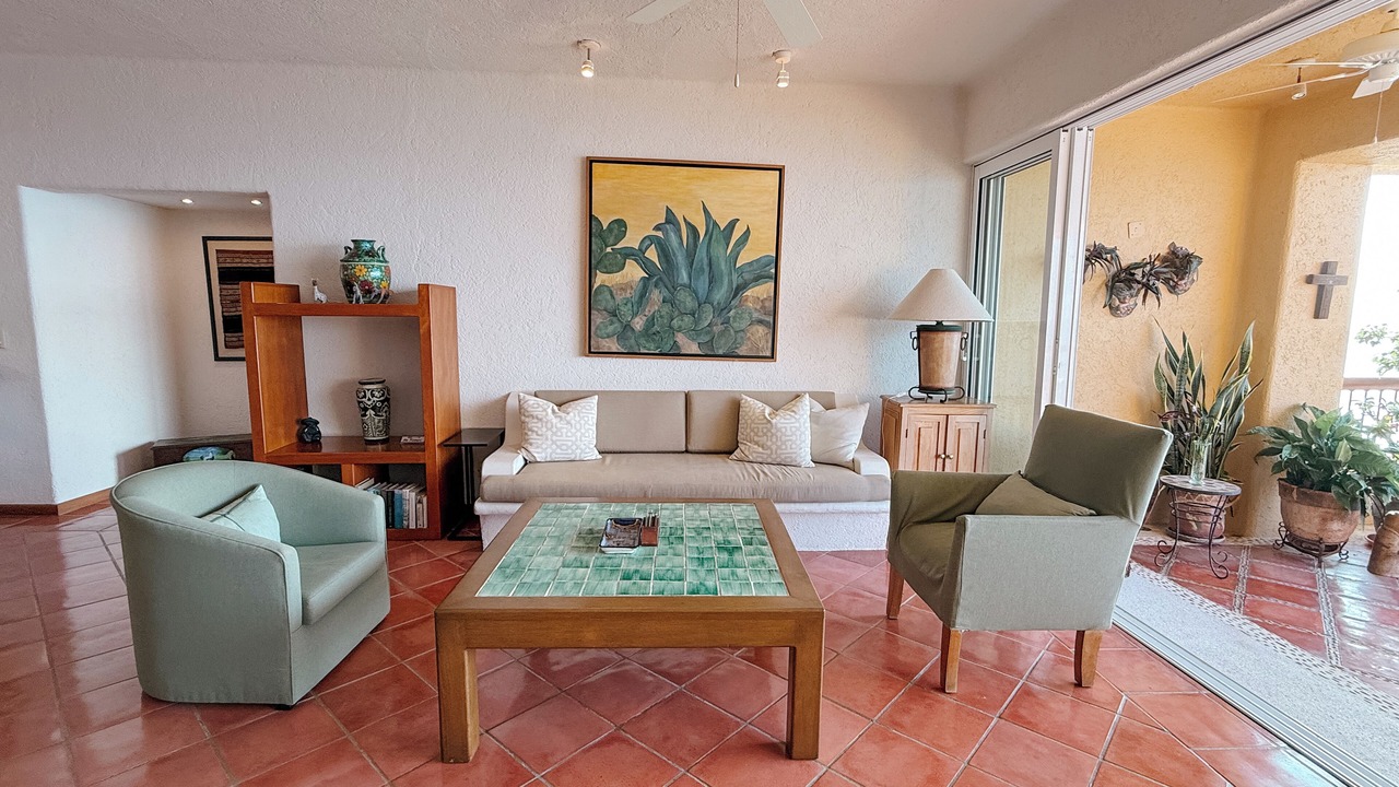 Photo of Livingroom in South Shore Hotel Area