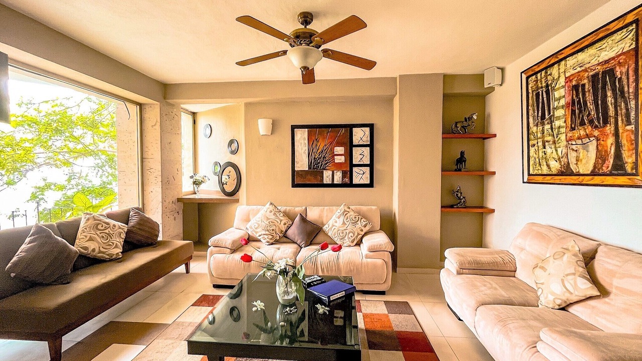 Photo of Livingroom in South Shore Hotel Area