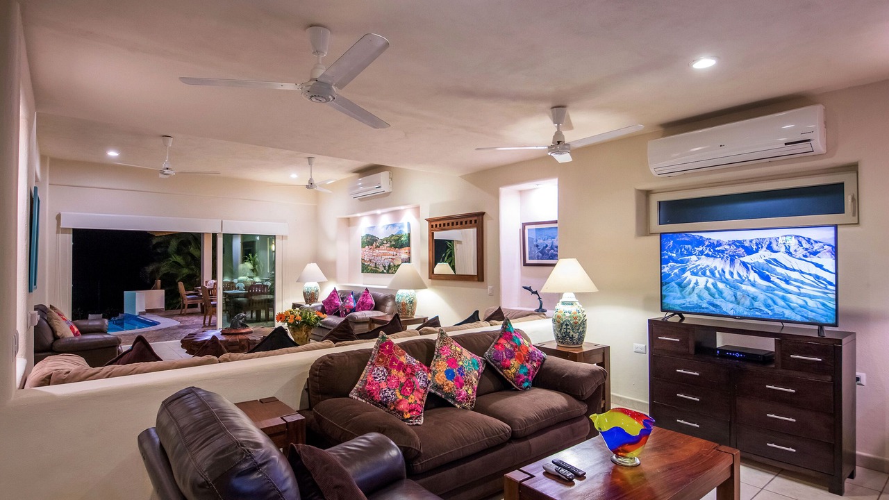 Photo of Livingroom in South Shore Hotel Area