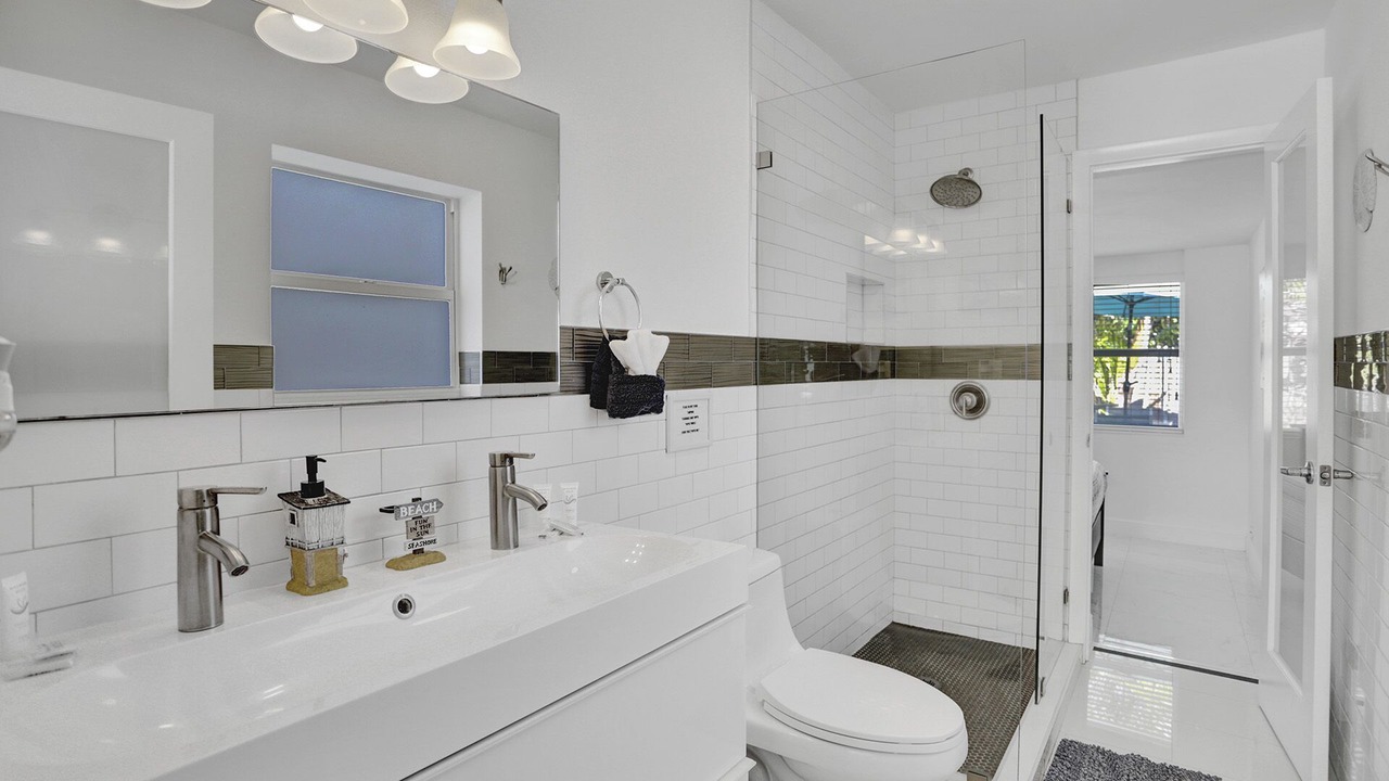 Photo of Bathroom in Hollywood Lakes