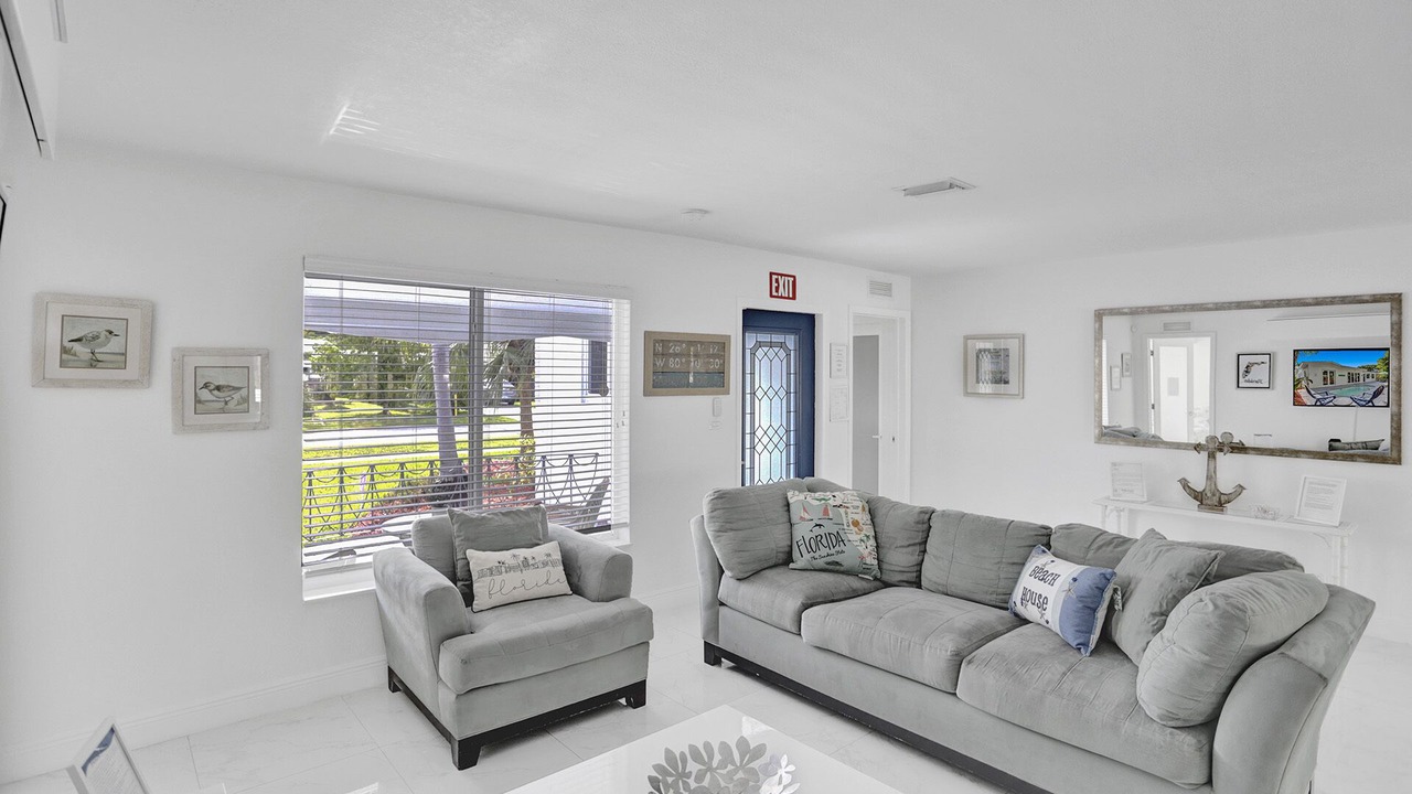 Photo of Livingroom in Hollywood Lakes