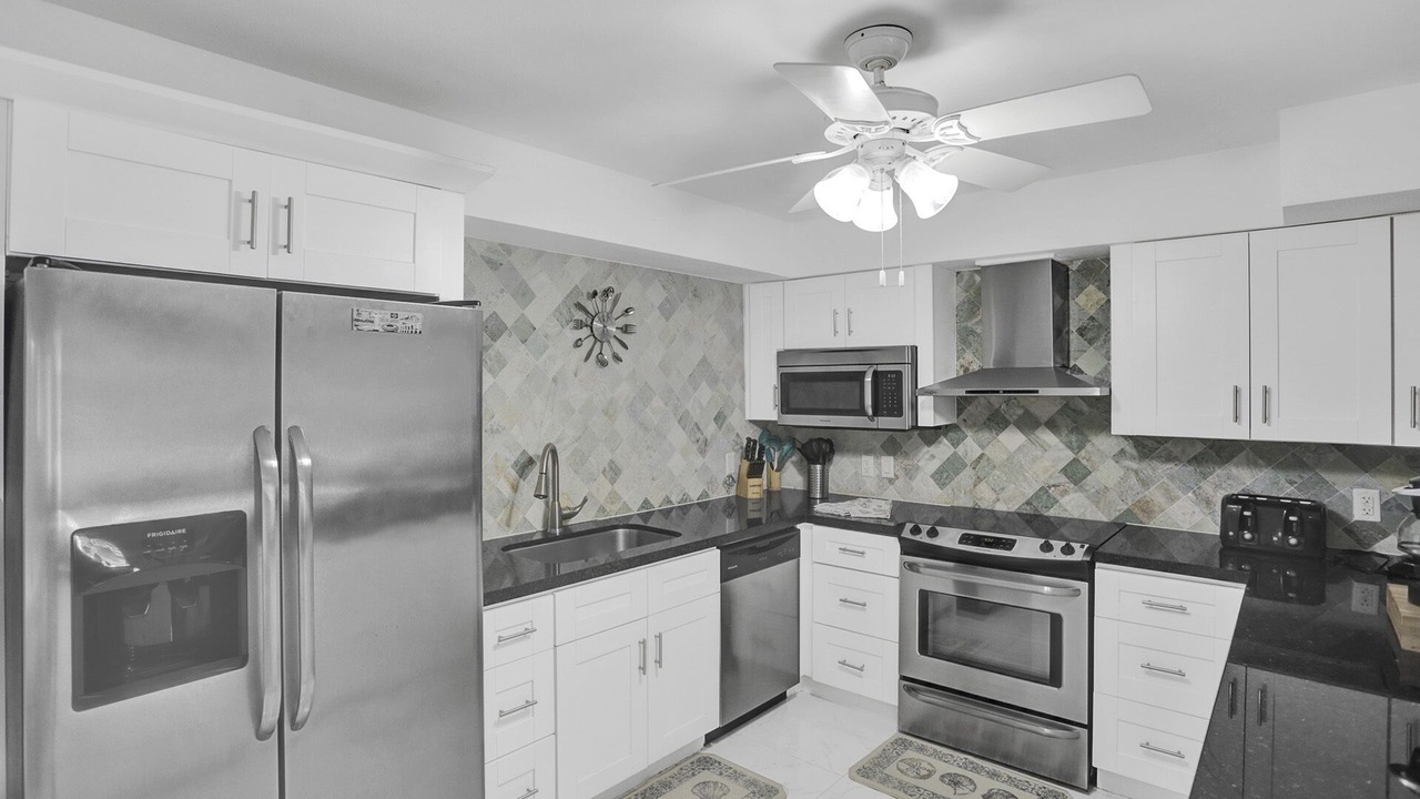 Photo of Kitchen in Hollywood Lakes