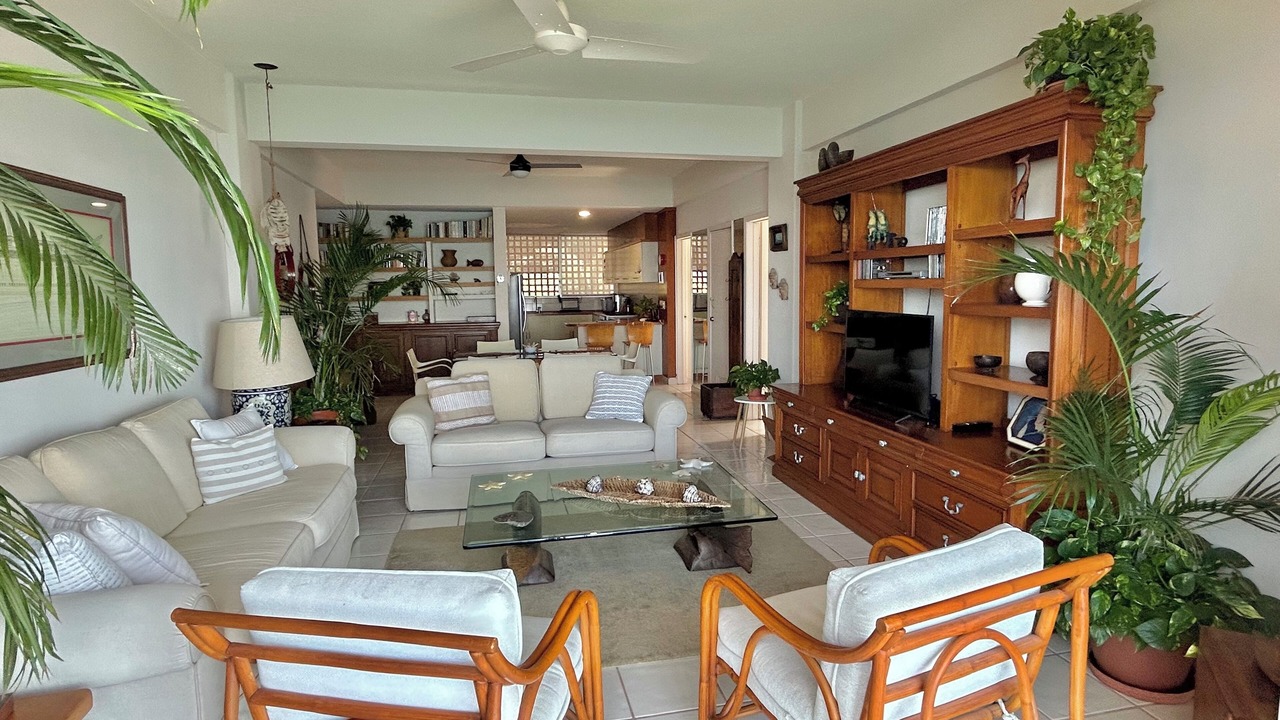 Photo of Livingroom in South Shore Hotel Area