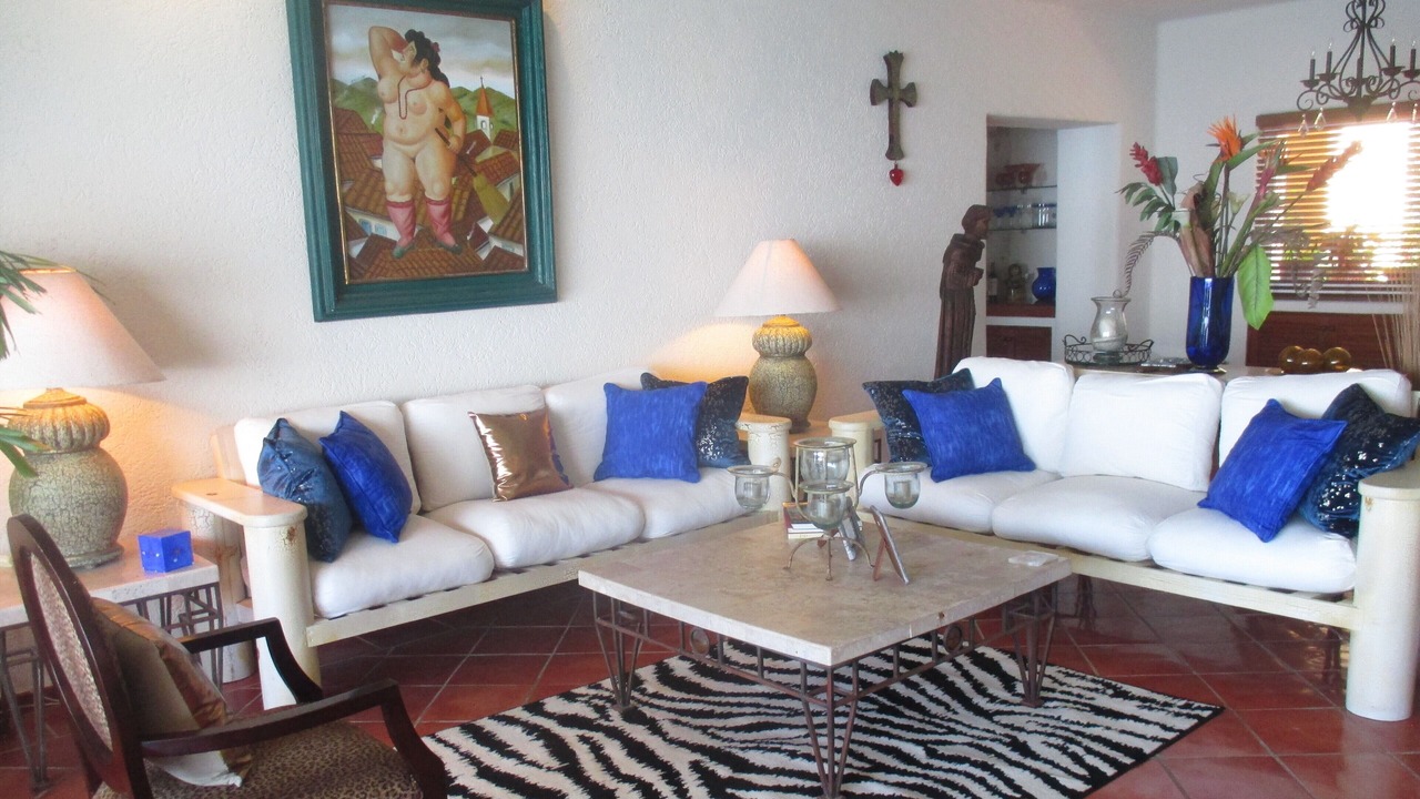 Photo of Livingroom in South Shore Hotel Area