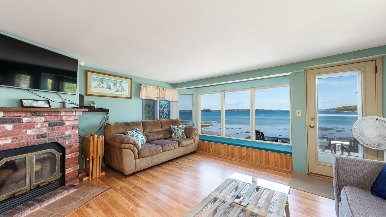 Photo of Livingroom in Mid-Coast and Islands