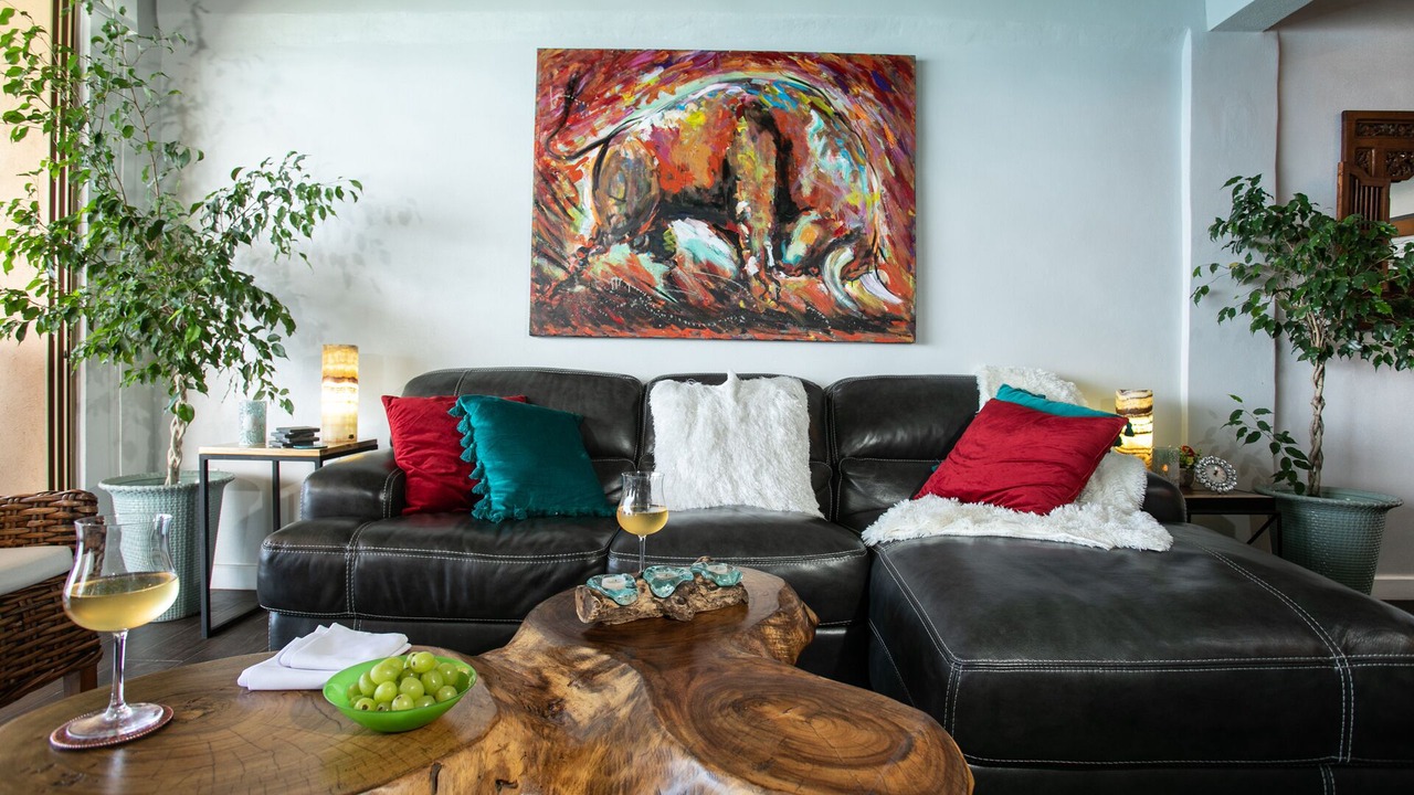 Photo of Livingroom in South Shore Hotel Area