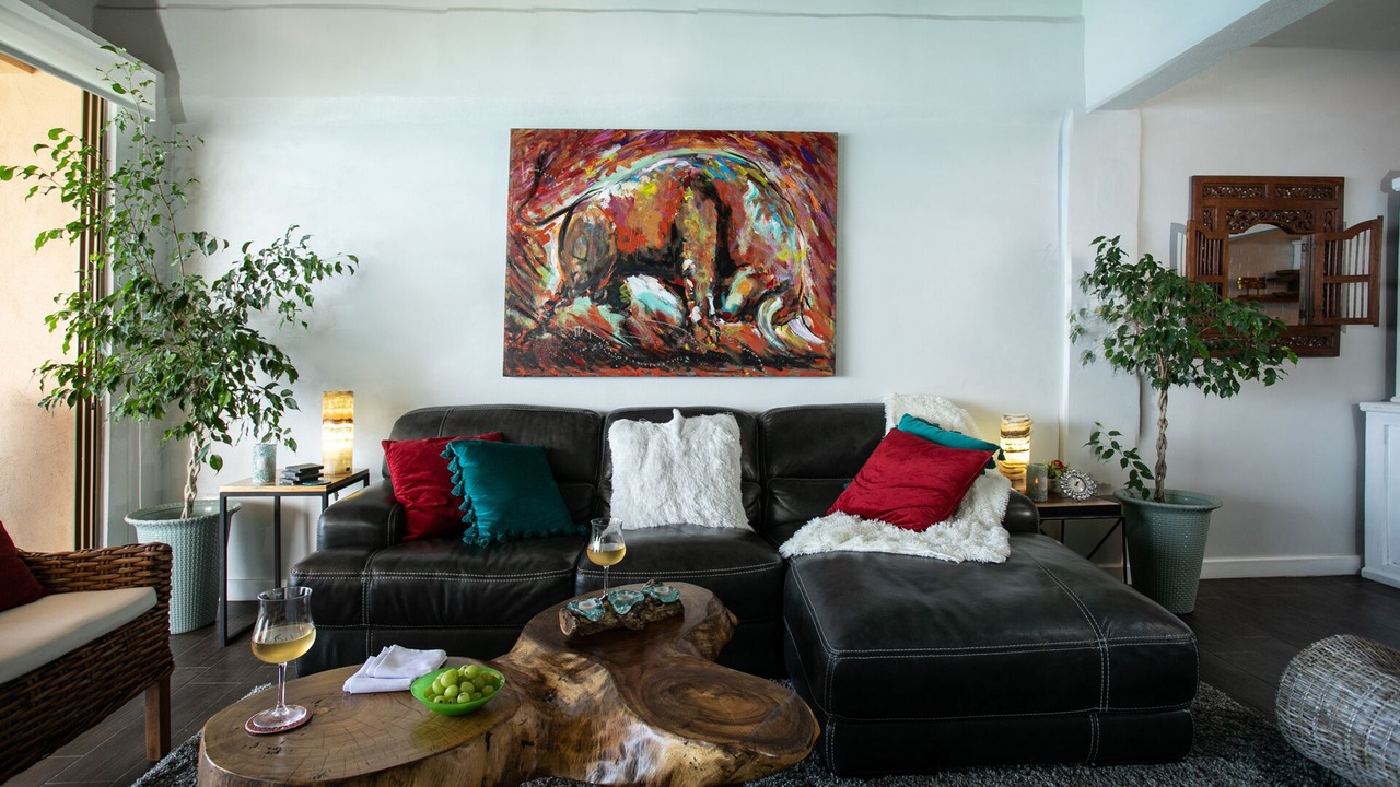 Photo of Livingroom in South Shore Hotel Area