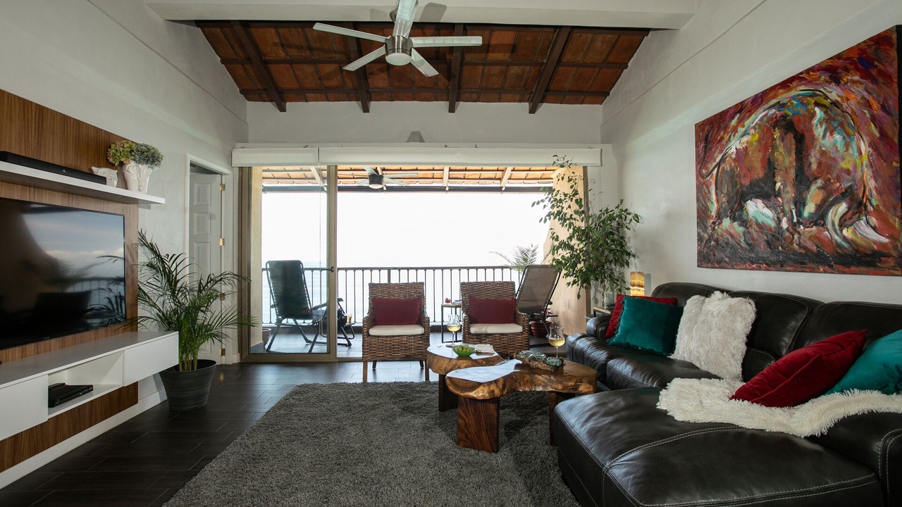Photo of Livingroom in South Shore Hotel Area