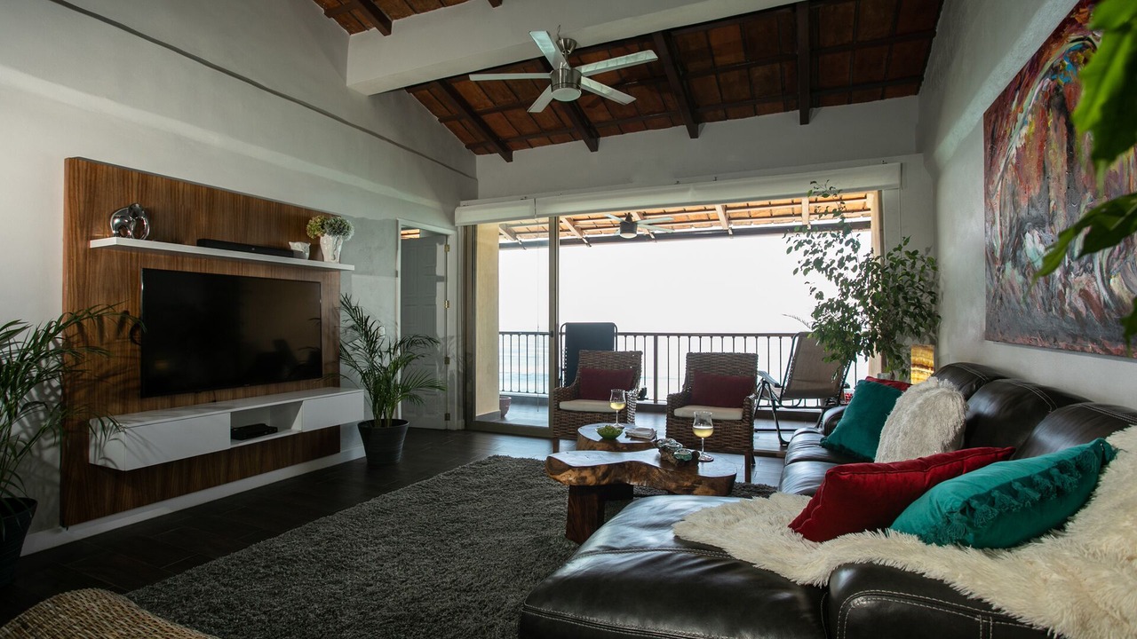 Photo of Livingroom in South Shore Hotel Area