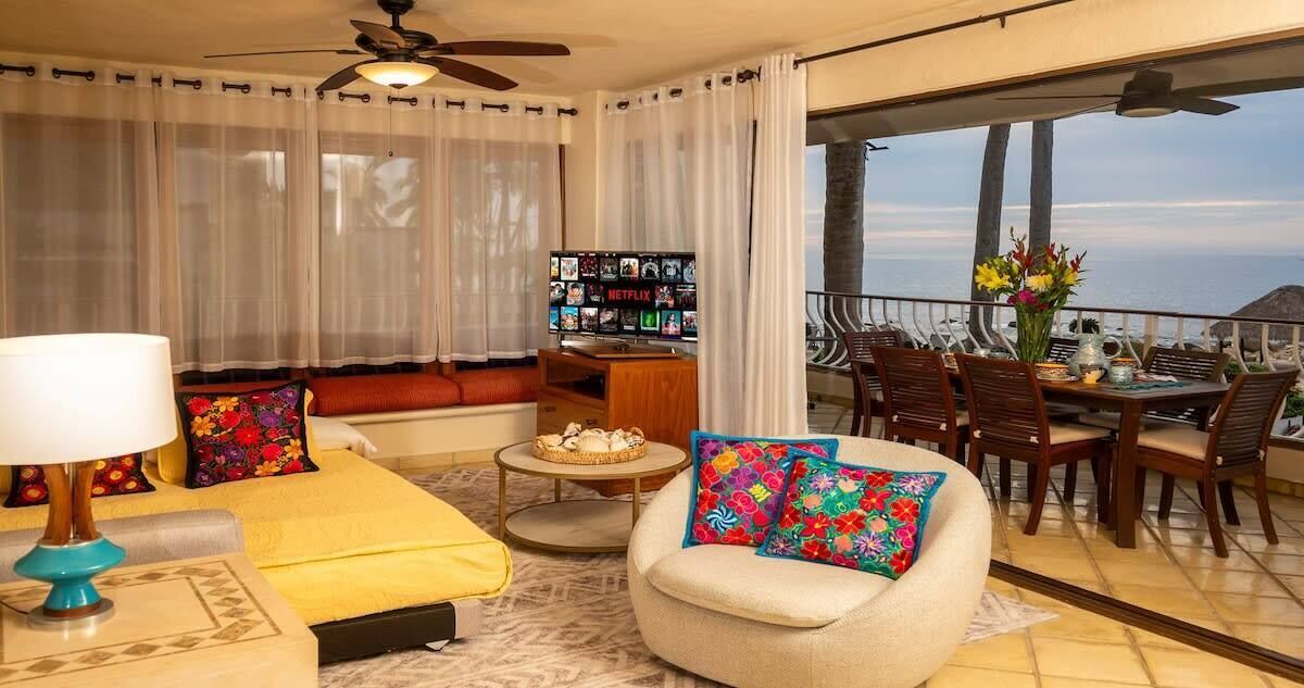 Photo of Livingroom in South Shore Hotel Area