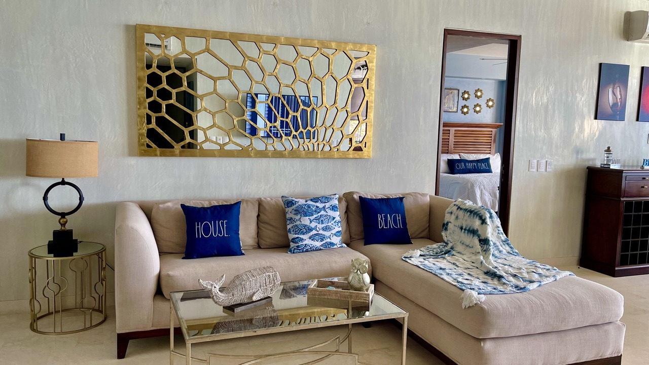 Photo of Livingroom in South Shore Hotel Area