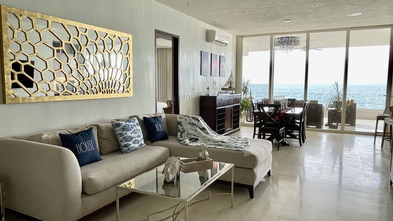 Photo of Livingroom in South Shore Hotel Area