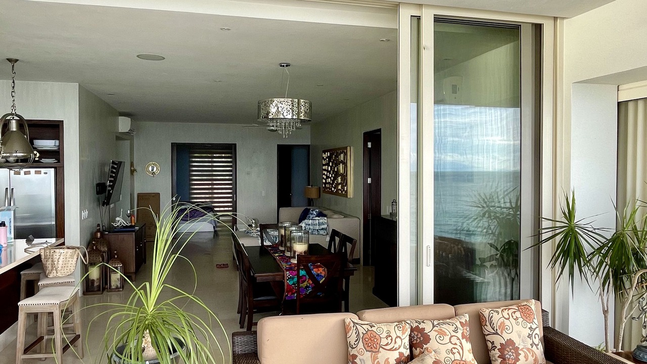 Photo of Livingroom in South Shore Hotel Area