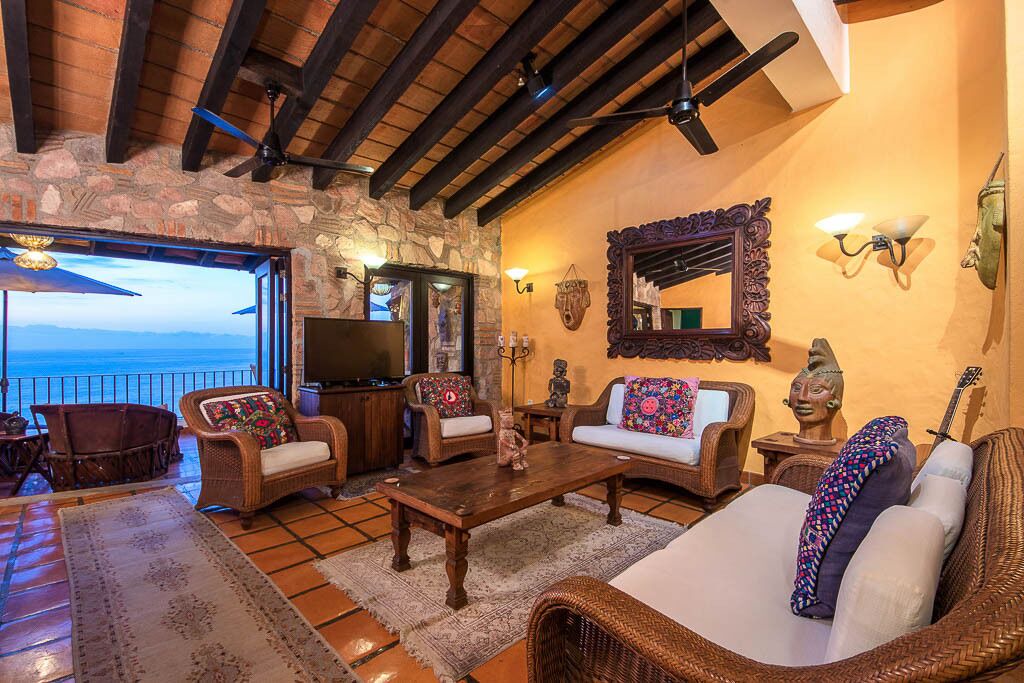 Photo of Livingroom in South Shore Hotel Area