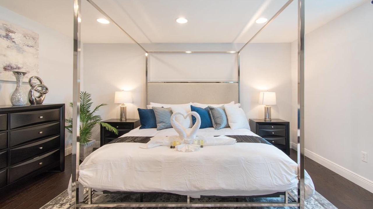 Photo of Bedroom in Hollywood Lakes