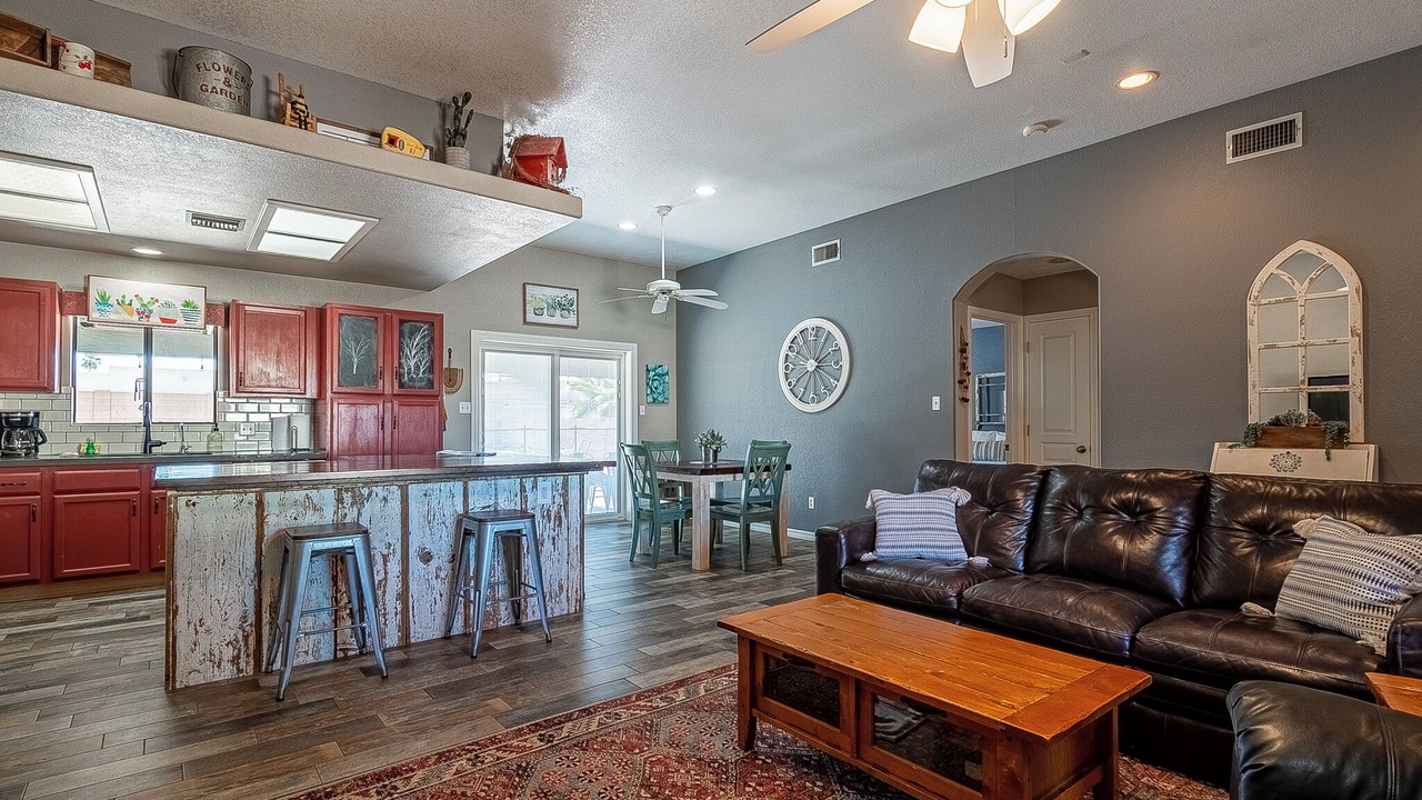 Photo of Livingroom in Desert Foothills