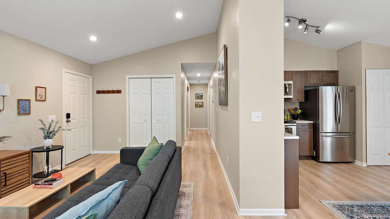 Photo of Livingroom in Summit - University