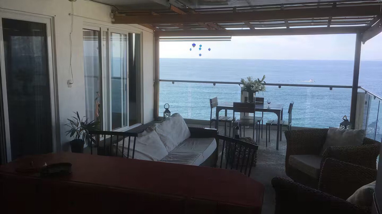 Photo of Livingroom in South Shore Hotel Area
