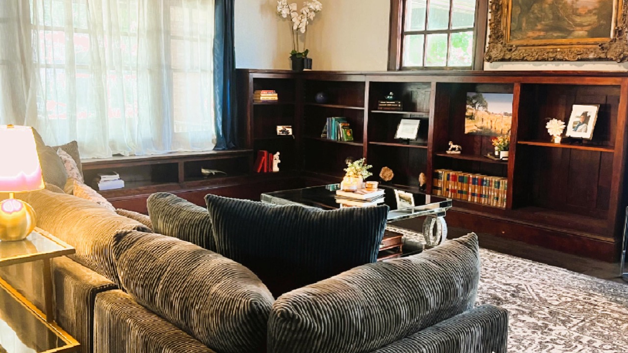 Photo of Livingroom in Peak's Suburban Addition