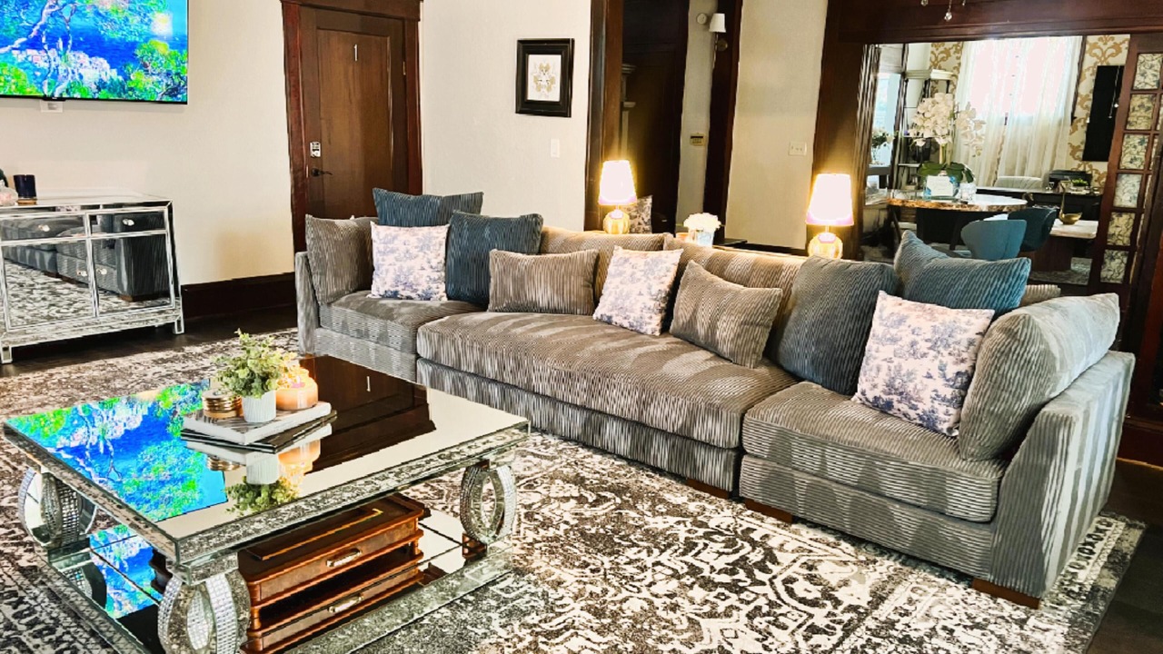 Photo of Livingroom in Peak's Suburban Addition