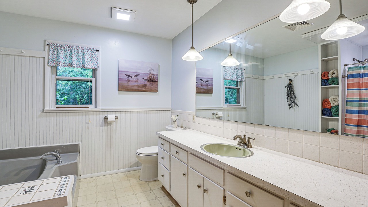 Photo of Bathroom in Linn Grove