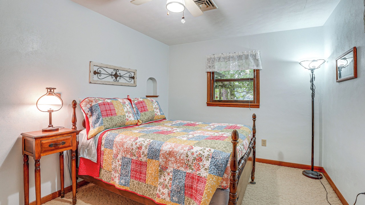 Photo of Bedroom in Linn Grove