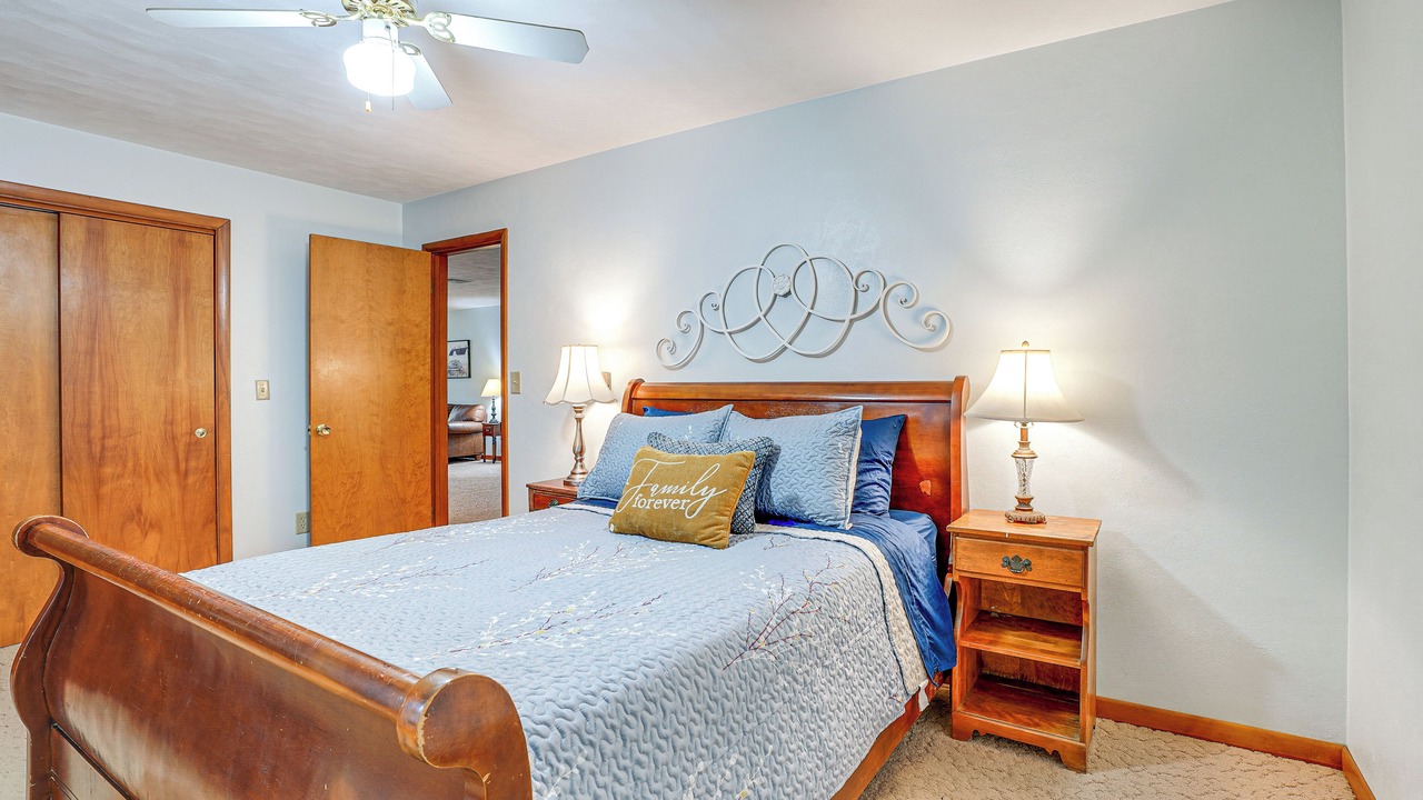 Photo of Bedroom in Linn Grove