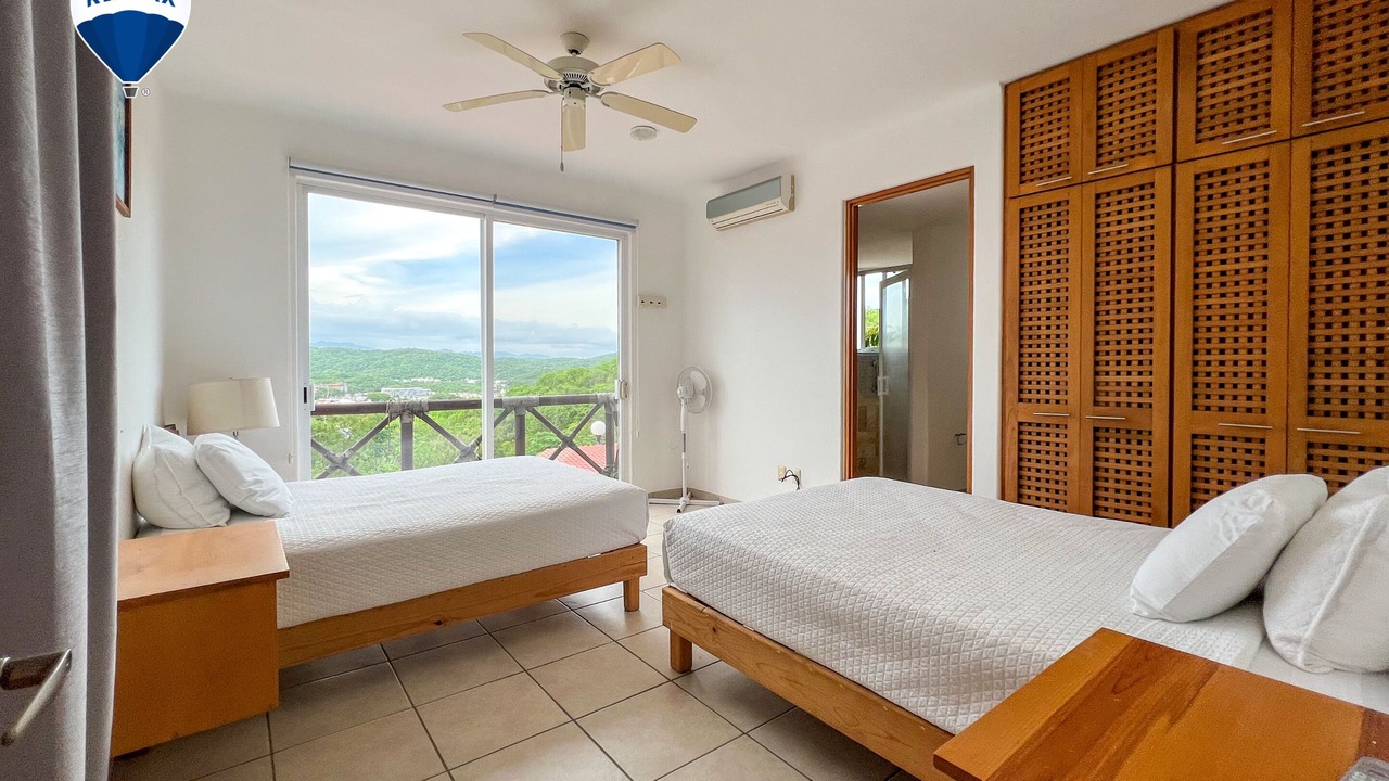 Photo of Bedroom in R