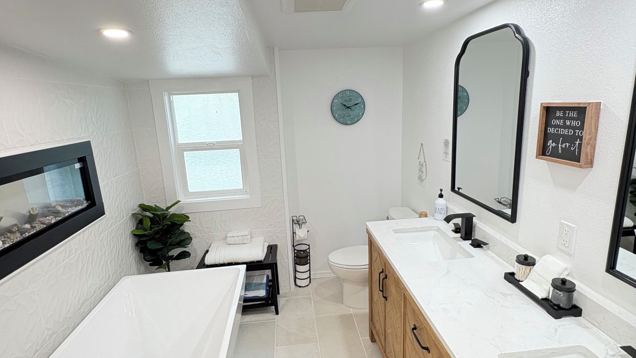 Photo of Bathroom in Coos Bay