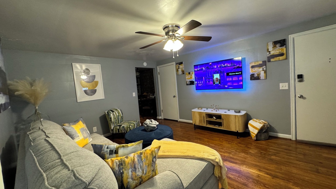 Photo of Livingroom in Roselawn Finance