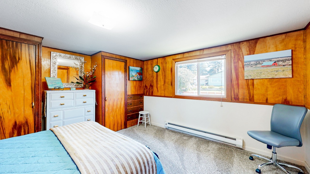 Photo of Bedroom in Coos Bay