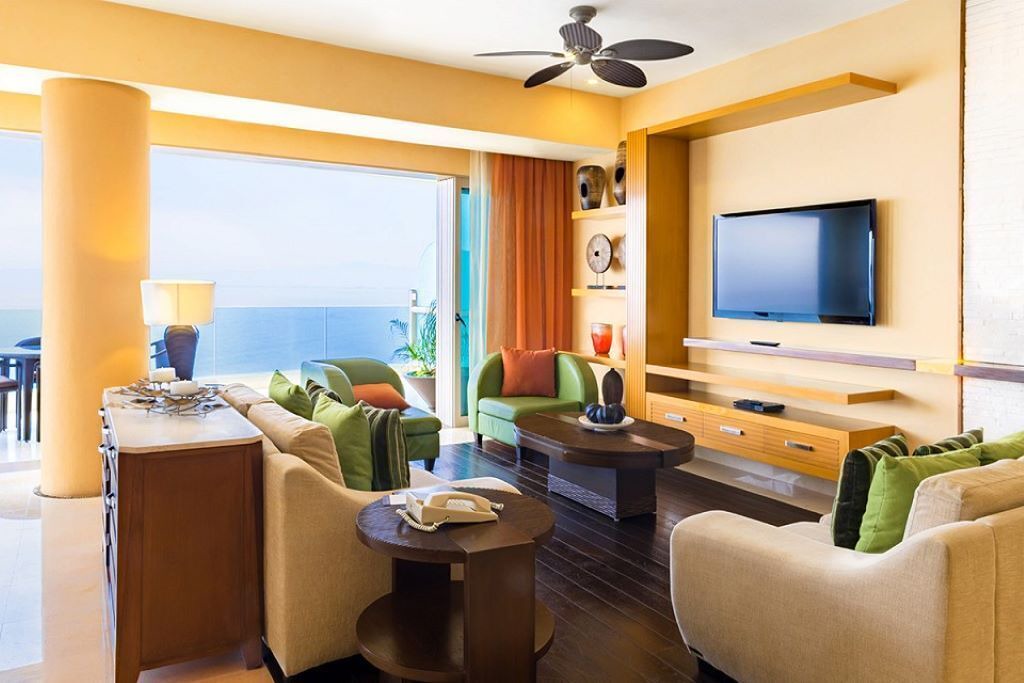 Photo of Livingroom in South Shore Hotel Area