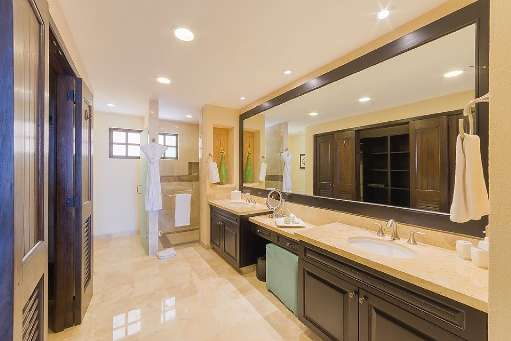 Photo of Bathroom in South Shore Hotel Area