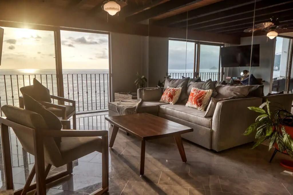 Photo of Livingroom in South Shore Hotel Area