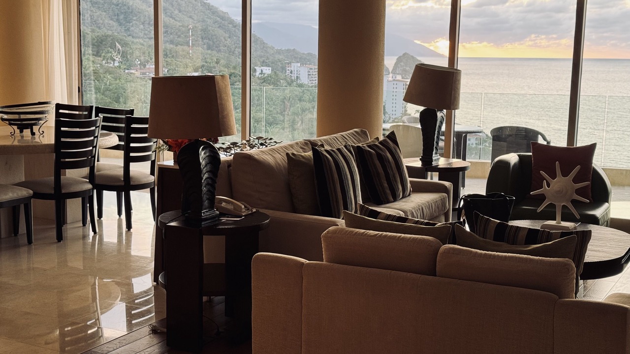 Photo of Livingroom in South Shore Hotel Area