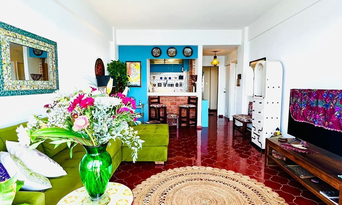 Photo of Livingroom in South Shore Hotel Area