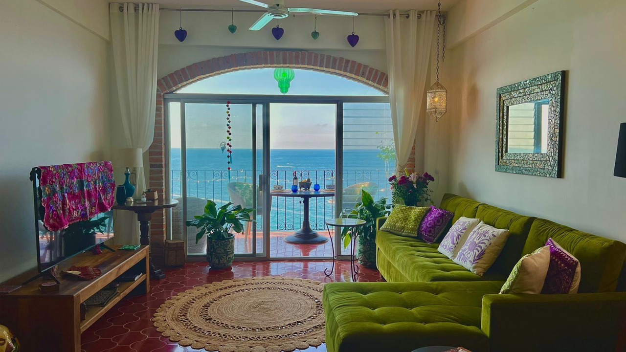 Photo of Livingroom in South Shore Hotel Area