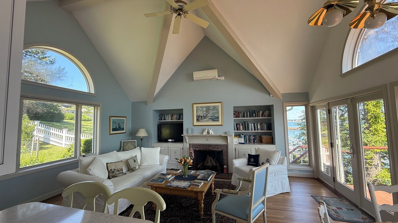 Photo of Livingroom in Prides Crossing