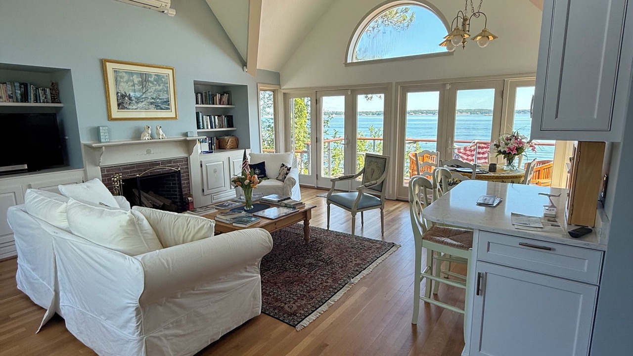 Photo of Livingroom in Prides Crossing