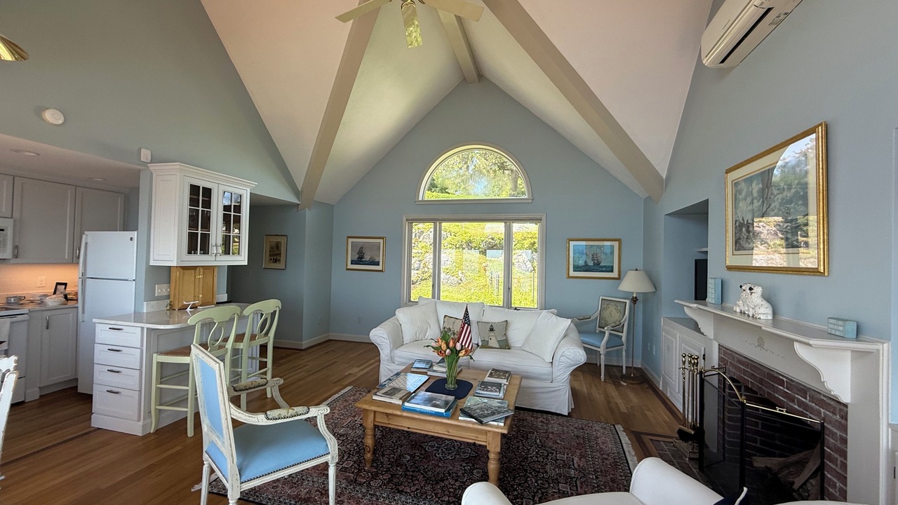 Photo of Livingroom in Prides Crossing