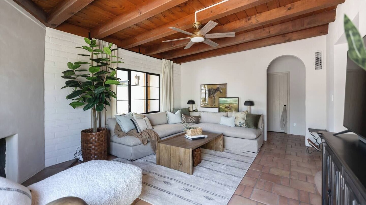 Photo of Livingroom in Blenman-Elm