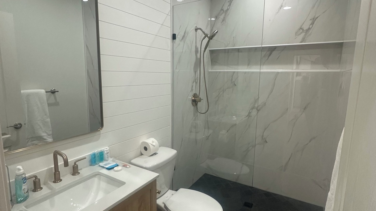 Photo of Bathroom in Hood