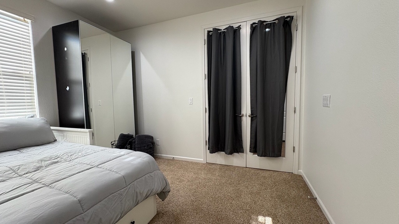 Photo of Bedroom in Hood