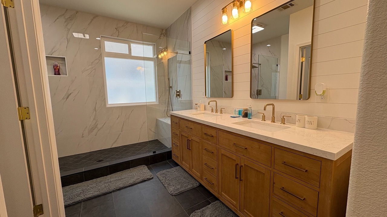Photo of Bathroom in Hood