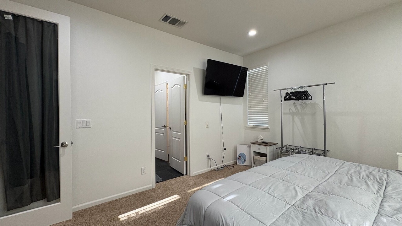 Photo of Bedroom in Hood