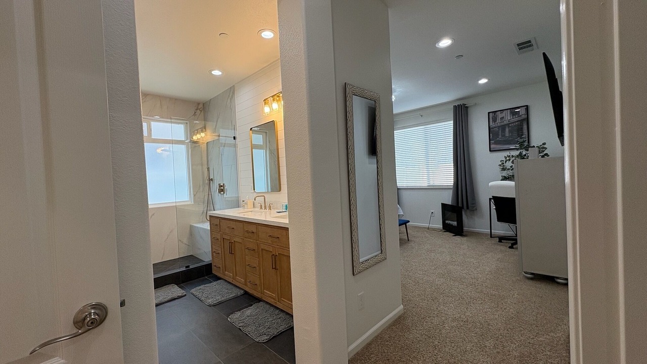 Photo of Bathroom in Hood