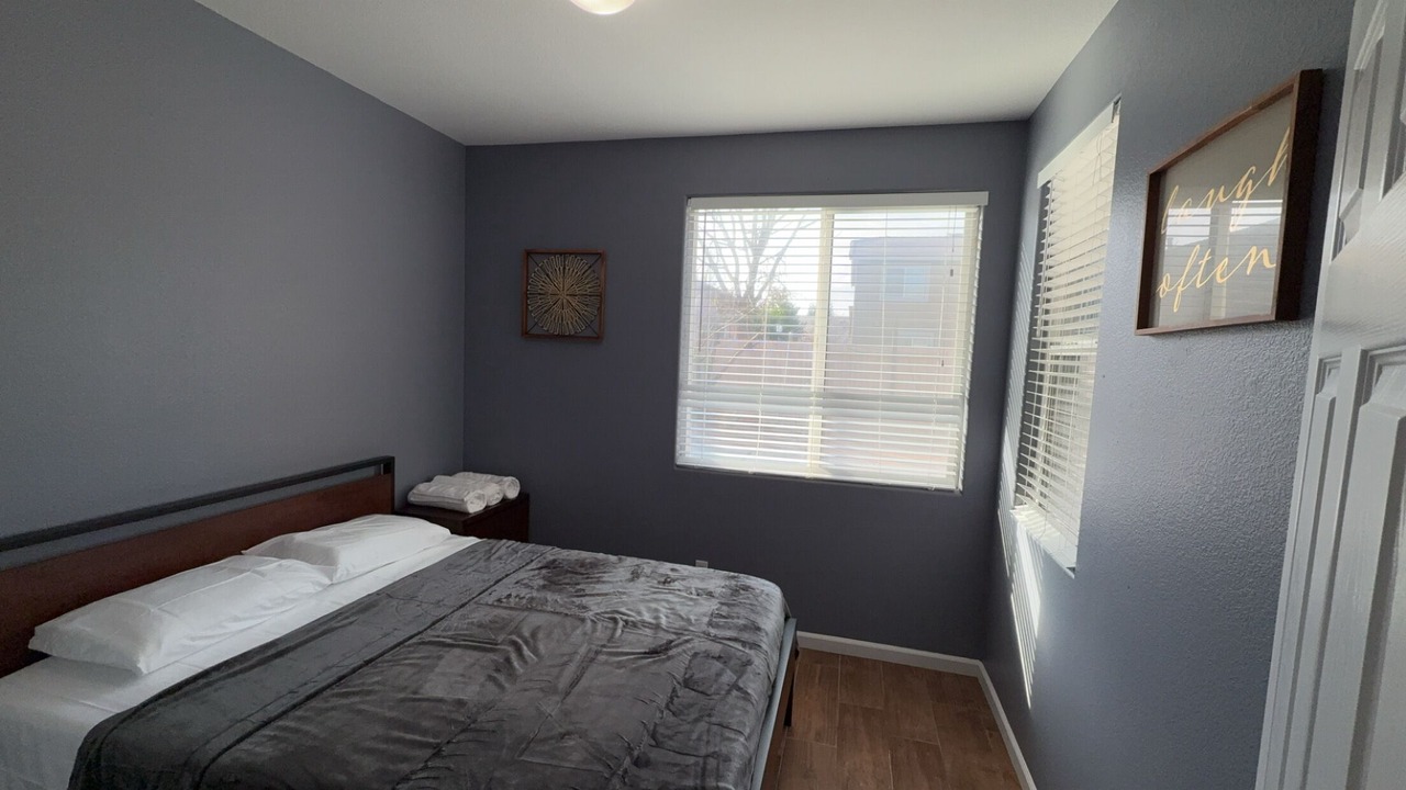 Photo of Bedroom in Hood