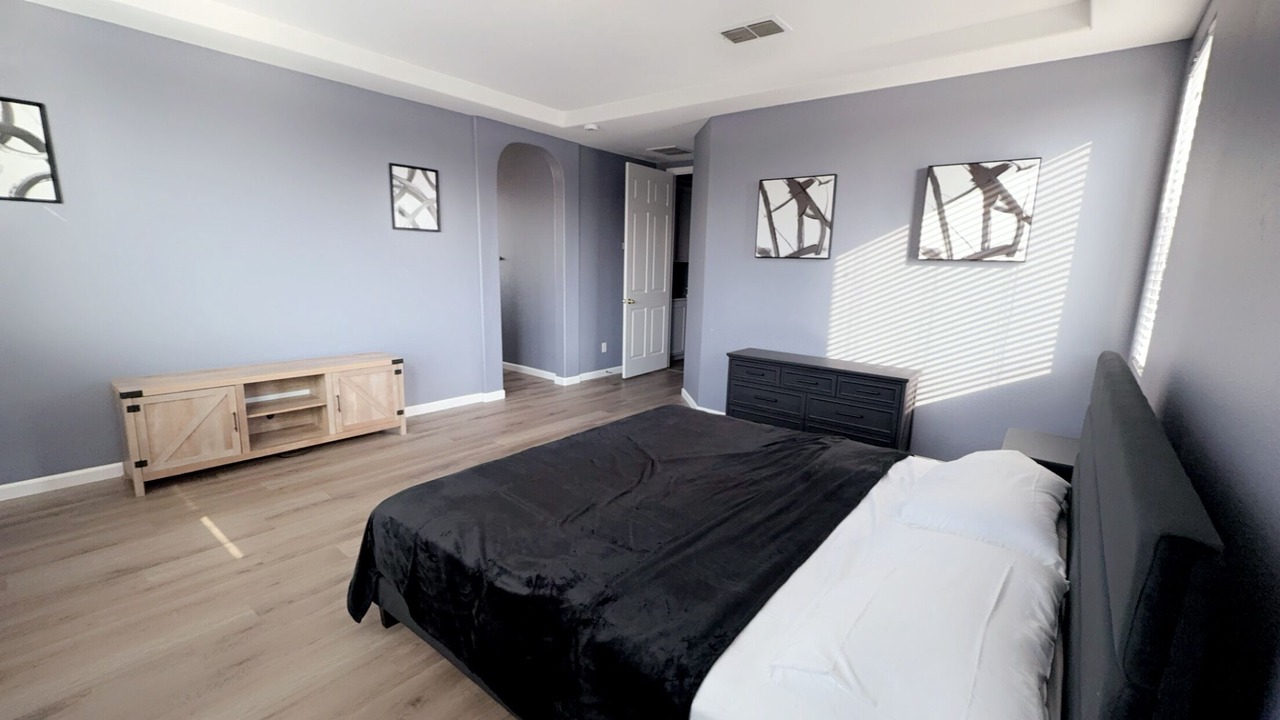 Photo of Bedroom in Hood