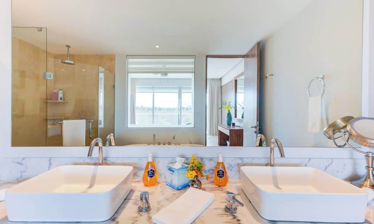 Photo of Bathroom in Flamingos