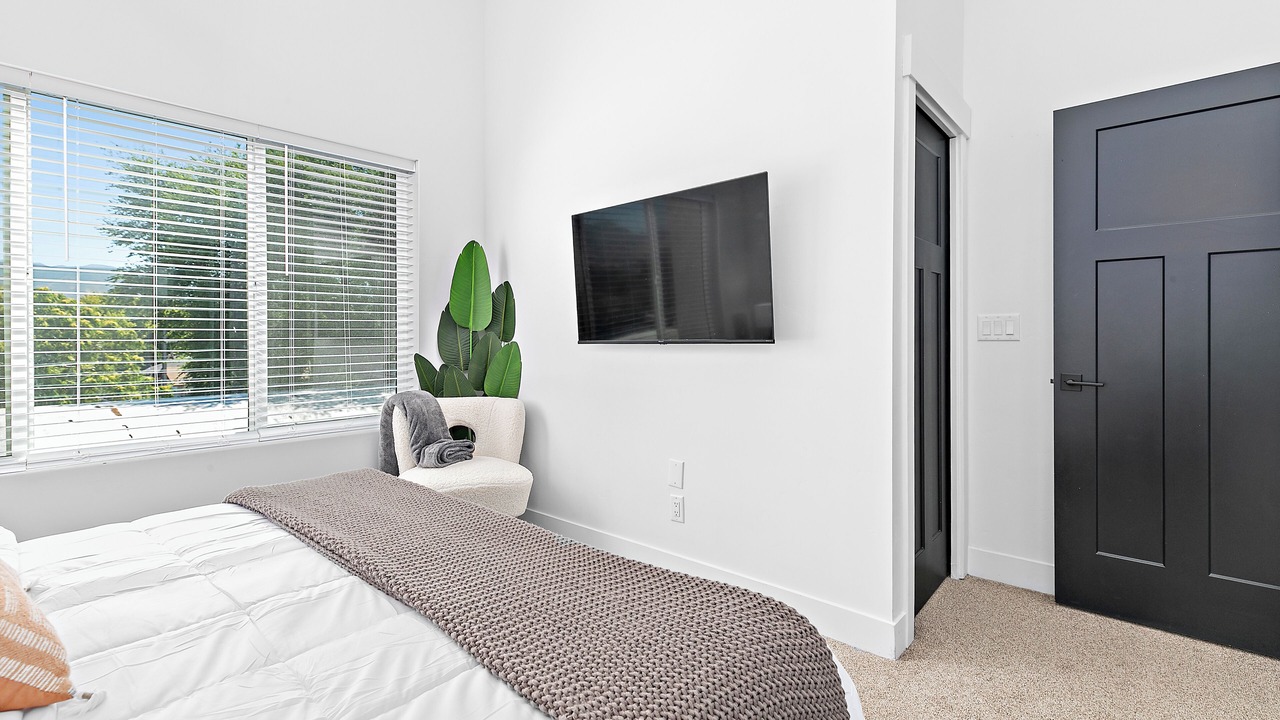 Photo of Bedroom in People's Freeway